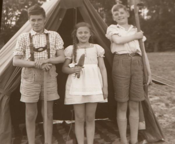 altes Negativ - Kinder stehen stramm vor ihrem Zelt